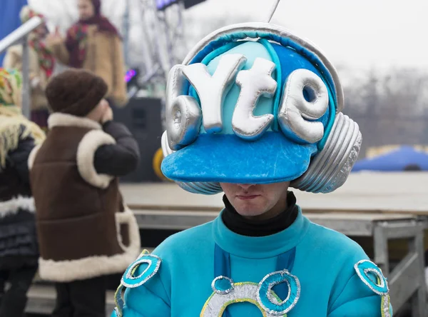 Raditional firande karneval kostym visar i stan fyrkantig — Stockfoto