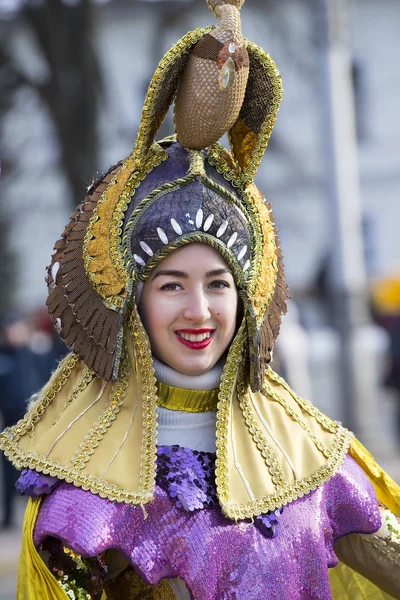 Celebrazione raditional spettacolo di costumi di carnevale nella piazza della città — Foto Stock