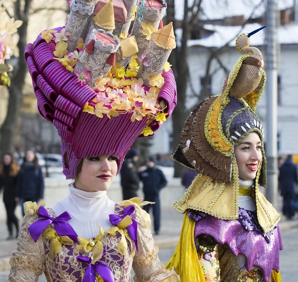 Celebrazione raditional spettacolo di costumi di carnevale nella piazza della città — Foto Stock