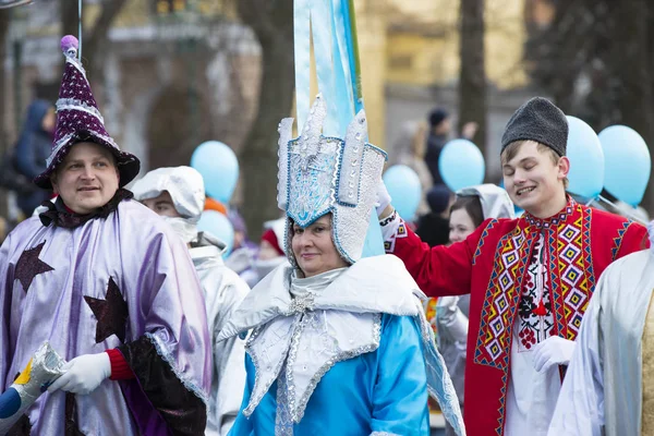 raditional kutlama karnaval kostümü kasabada kare göster