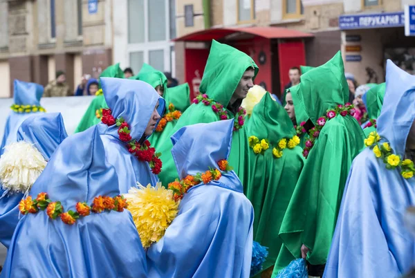 Spectacle de costume de carnaval de célébration radiale sur la place de la ville — Photo