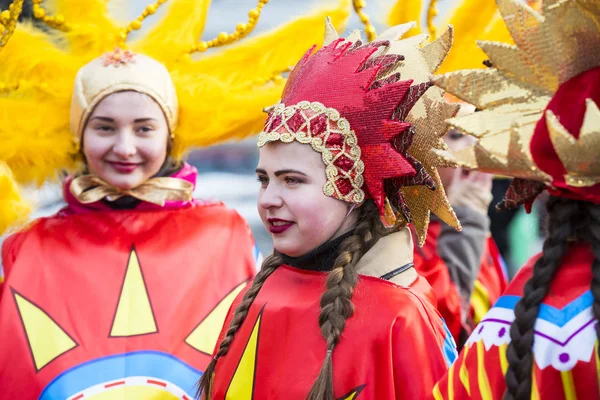 Raditional feest carnaval kostuum show in de stad plein — Stockfoto