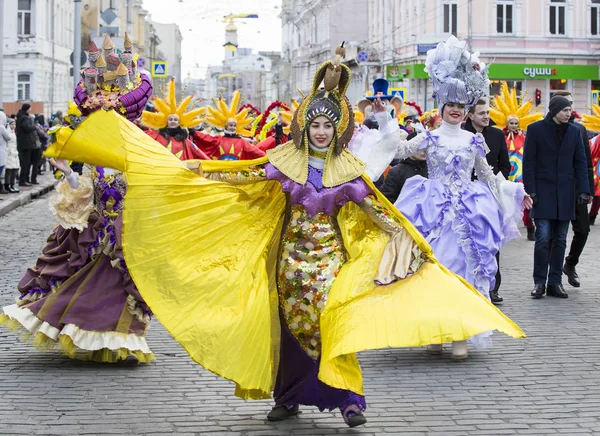 Celebrazione raditional spettacolo di costumi di carnevale nella piazza della città — Foto Stock