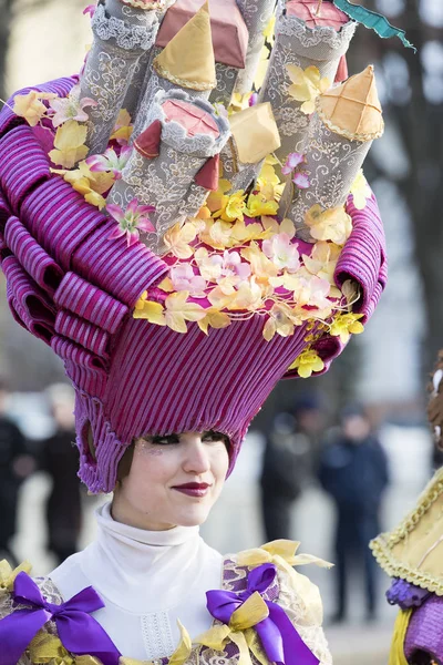 Celebrazione raditional spettacolo di costumi di carnevale nella piazza della città — Foto Stock