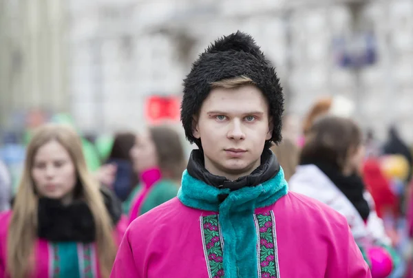 Raditional firande karneval kostym visar i stan fyrkantig — Stockfoto