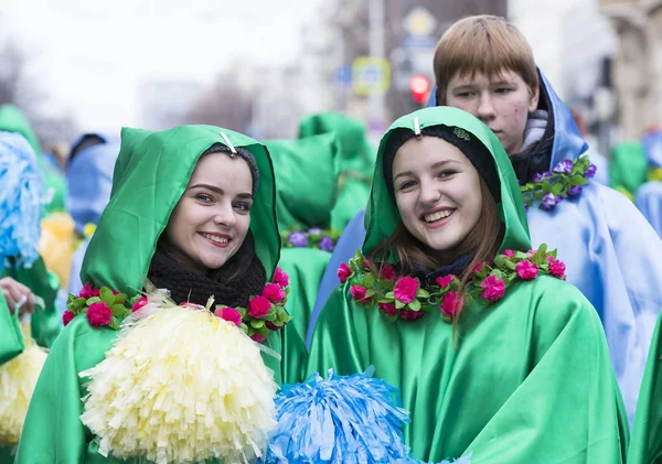 Espectáculo de disfraces de carnaval de celebración radicional en la plaza de la ciudad — Foto de Stock