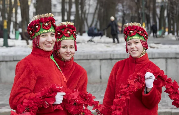 Карнавальное костюмированное шоу на городской площади — стоковое фото