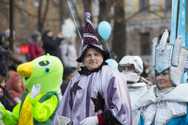 Карнавальное костюмированное шоу на городской площади — стоковое фото