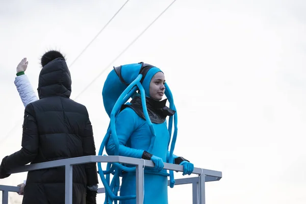 Raditional firande karneval kostym visar i stan fyrkantig — Stockfoto