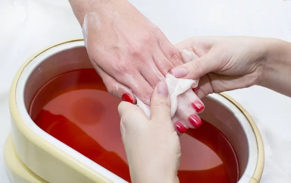 Prozess der Paraffinbehandlung weiblicher Hände — Stockfoto