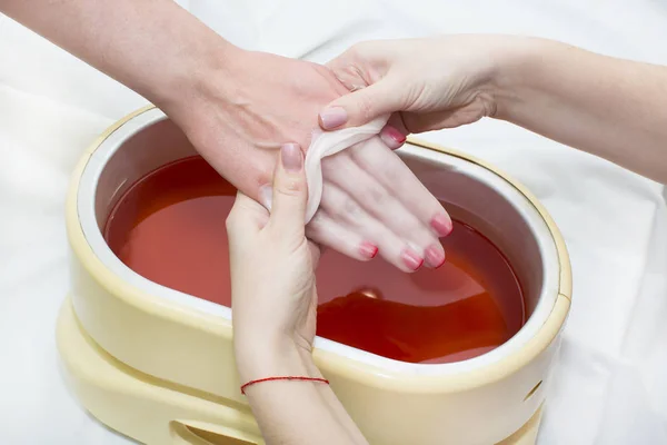 Proces paraffine behandeling van vrouwelijke handen — Stockfoto