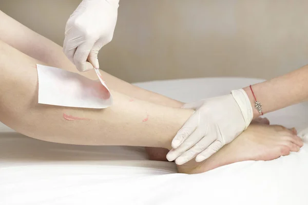 Processo de depilação pernas e mãos femininas — Fotografia de Stock