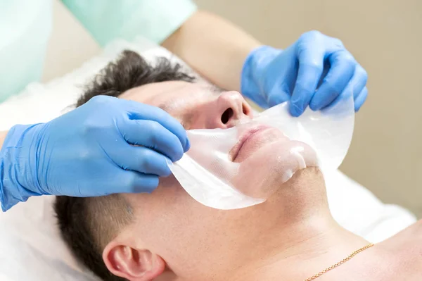 Mann in der Maske kosmetischer Eingriff — Stockfoto