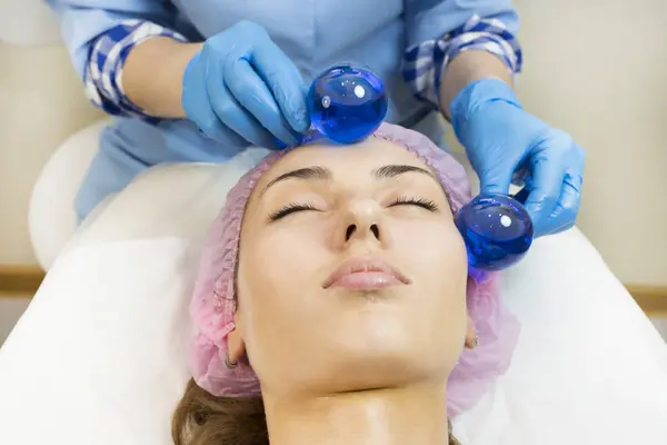 过程的按摩和面部护理美容面具 — 图库照片