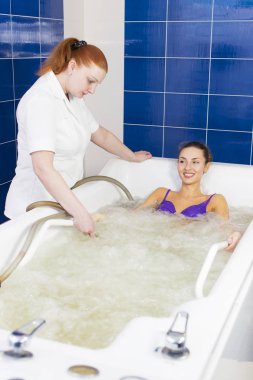 Hidro masaj sırasında genç kadın 