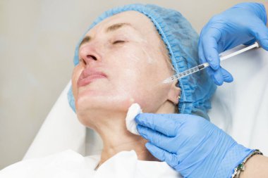 Enjeksiyon ile kozmetik tedavi 