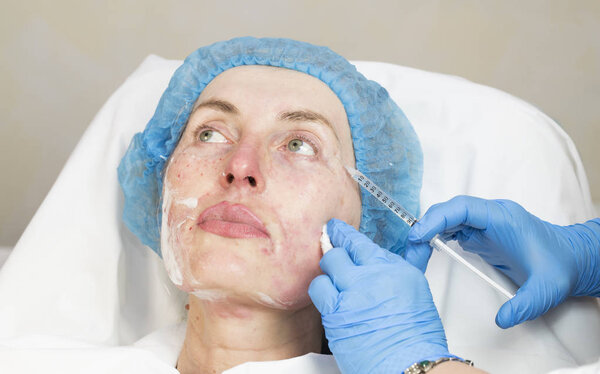 Косметическое лечение с помощью инъекции
 