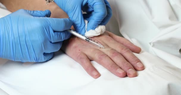 Процесс мезотерапии на женской руке — стоковое видео
