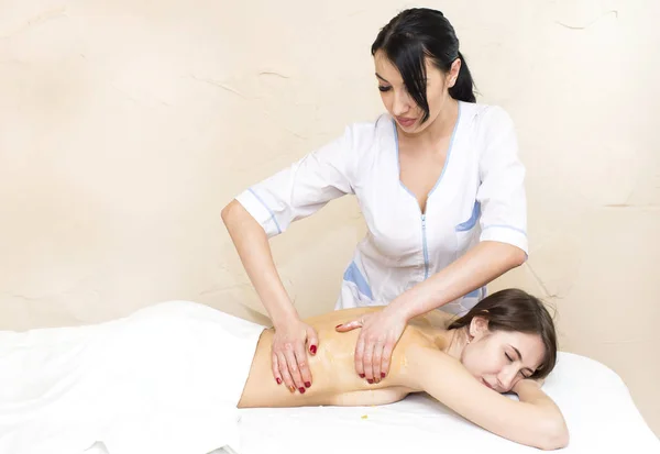 Massage Honig Körperpackung in einem Schönheitssalon — Stockfoto