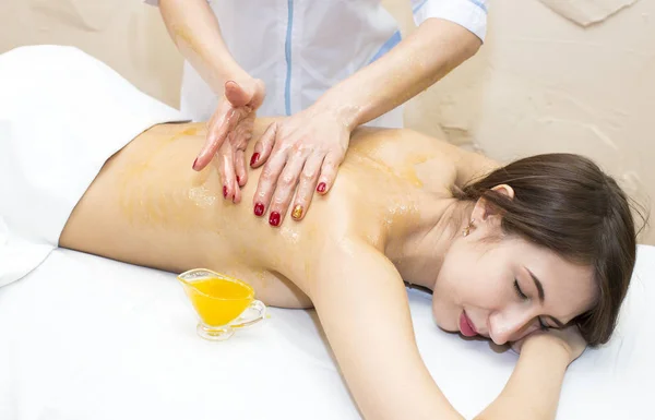 Massage honey body wrap in a beauty salon — Stock Photo, Image