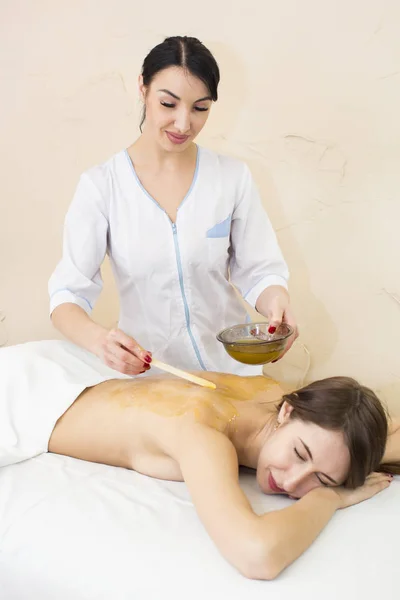 Massage Honig Körperpackung in einem Schönheitssalon — Stockfoto