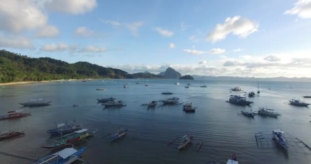 Porto de aldeia com barcos tradicionais filipinos — Vídeo de Stock