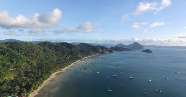 Porto de aldeia com barcos tradicionais filipinos — Vídeo de Stock