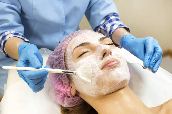 Máscara cosmética de processo de massagem e tratamentos faciais — Fotografia de Stock