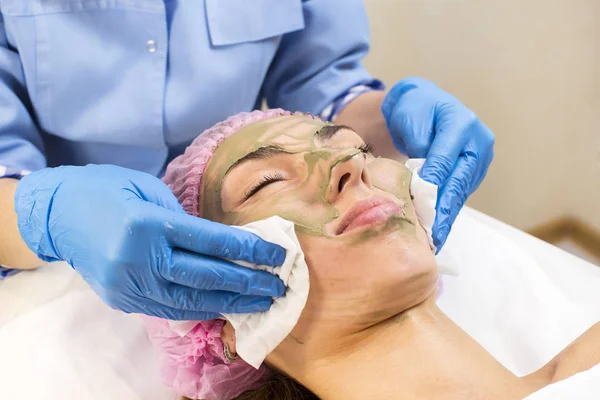 Proces kosmetycznych maski masaż i zabiegi na twarz — Zdjęcie stockowe