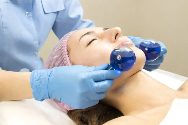 Máscara cosmética de processo de massagem e tratamentos faciais — Fotografia de Stock