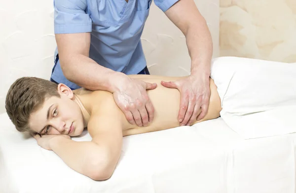 Nastolatek na procedury medyczne medyczne sportowy masaż ciała — Zdjęcie stockowe