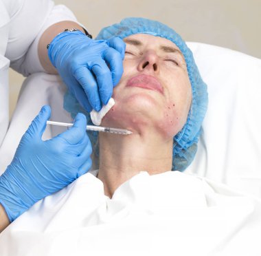 Enjeksiyon ile kozmetik tedavi 