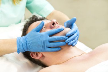 maske kozmetik prosedür spa salonda 