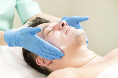 maske kozmetik prosedür spa salonda 