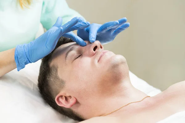 Maske kosmetische Verfahren im Wellness-Salon — Stockfoto