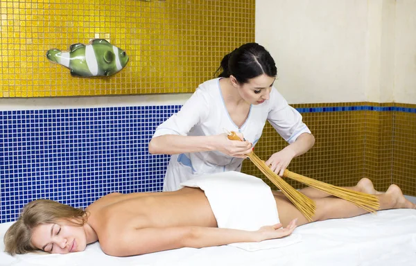 Massage japonais avec bâtons de bambou — Photo
