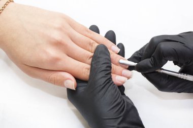 Manikür yapan kadın. 