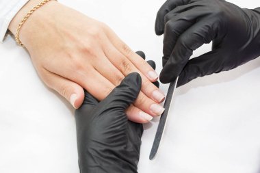 Manikür yapan kadın. 