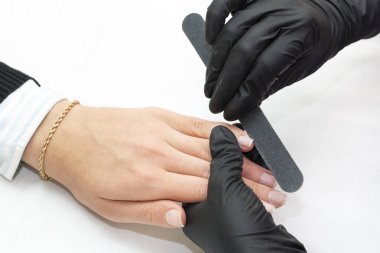 Manikür yapan kadın. 