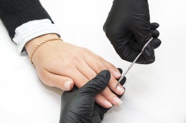 Manikür yapan kadın. 