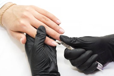 Manikür yapan kadın. 