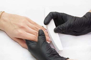 Manikür yapan kadın. 