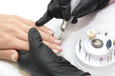 Manikür yapan kadın. 