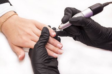 Manikür yapan kadın. 