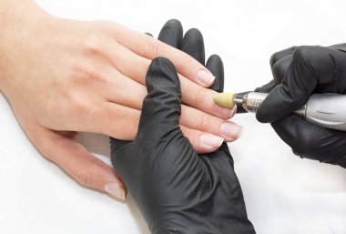 Manikür yapan kadın. 