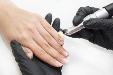 Manikür yapan kadın. 