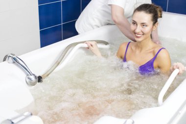 Güzellik salonunda hidromasaj yapan kadın. 