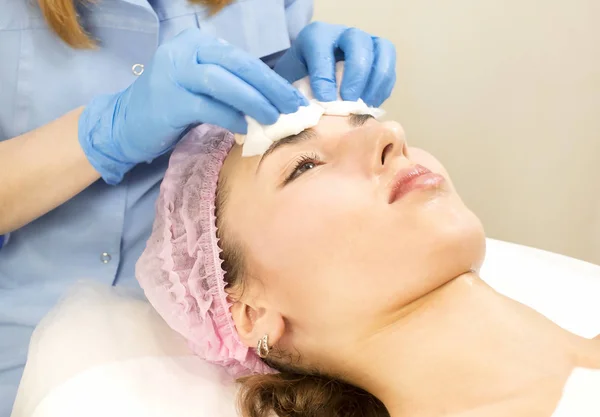 Processo de massagem e tratamentos faciais — Fotografia de Stock