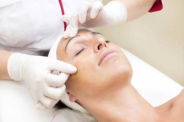 Proceso de masaje y tratamientos faciales —  Fotos de Stock