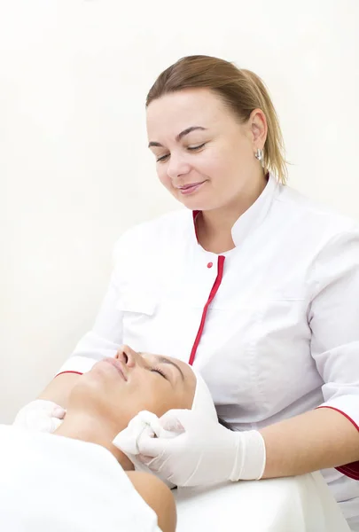 Processus de massage et de soins du visage — Photo